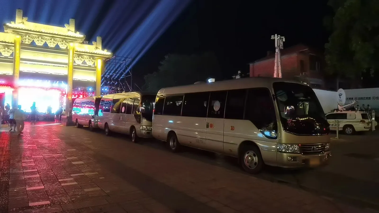 夜间重大活动交通保障车队整装待发实拍（车牌已打码）